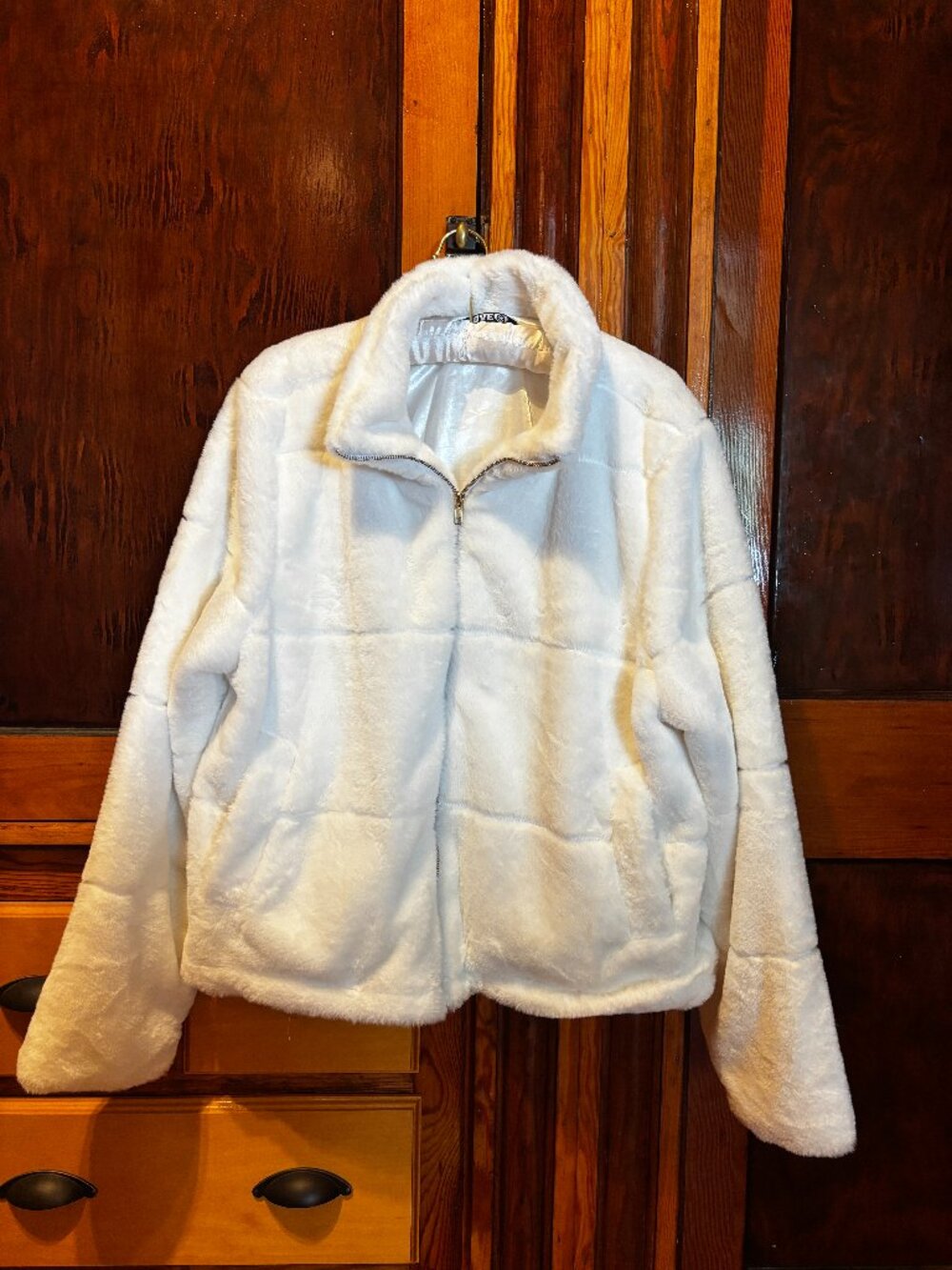 Love 83 White Faux Fur Zip Up Jacket Size 2XL